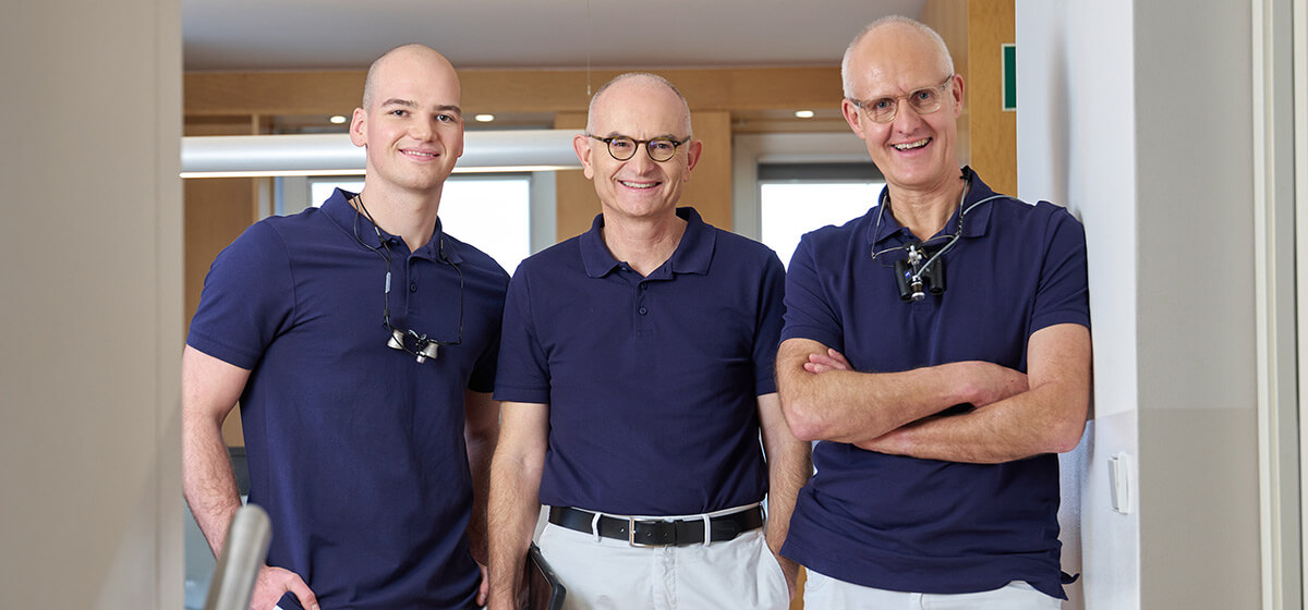 Das Zahnärzte-Team Jonathan Kramer, Dr. Frank und Dr. Pflumm im Empfangsbereich Das Zahnärzte-Team Jonathan Kramer, Dr. Frank und Dr. Pflumm im Empfangsbereich