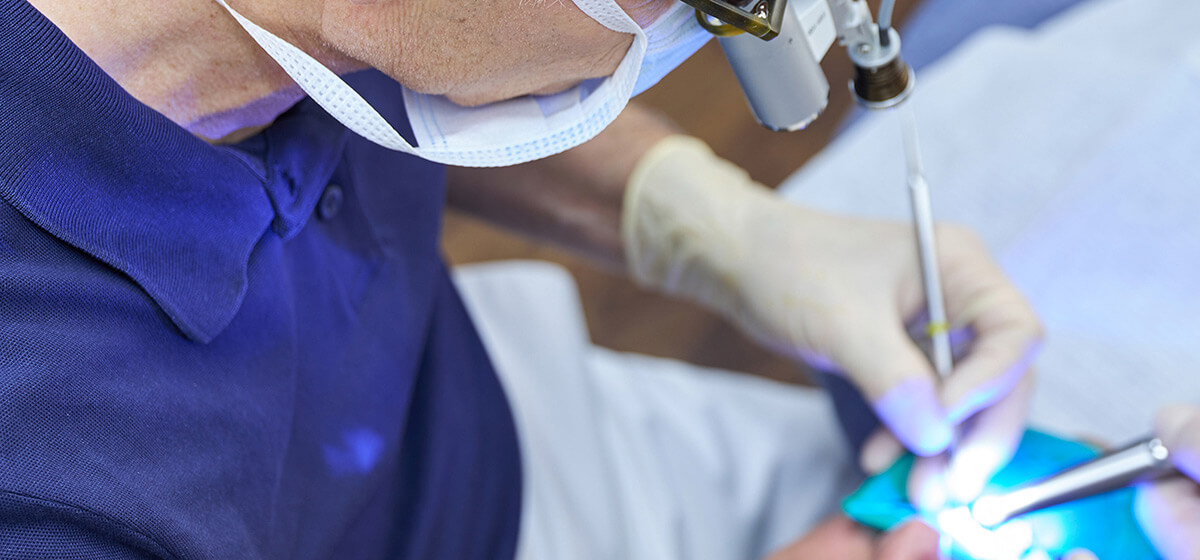Frank_Pflumm_Chirurgie_lang Dr. Frank bei einer Weißheitszahnentfernung mit Patient
