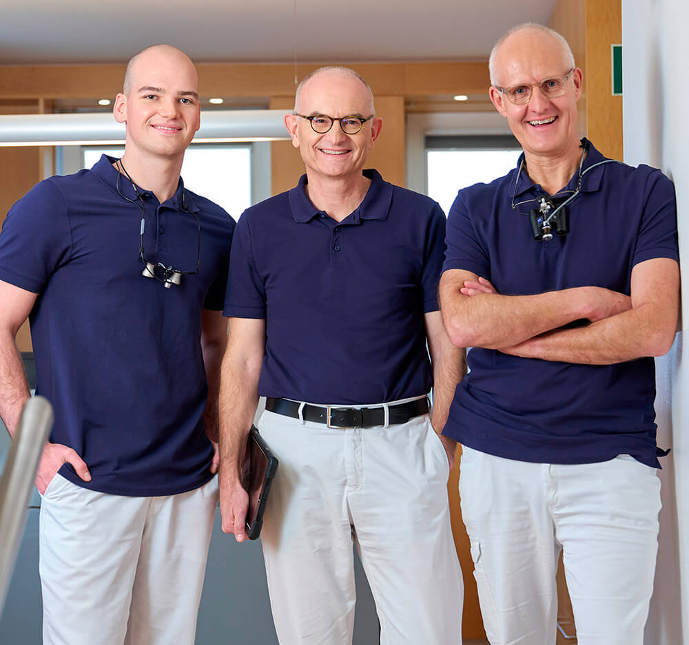 Frank Pflumm Zahnärzteam Das Zahnärzte-Team Jonathan Kramer, Dr. Frank und Dr. Pflumm im Empfangsbereich