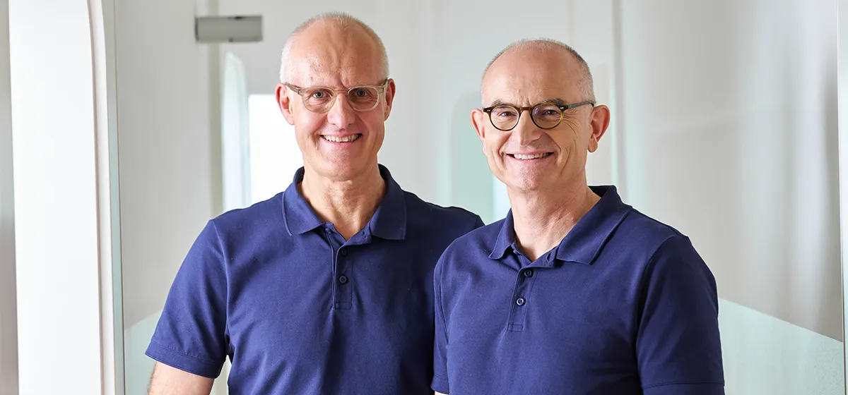Das Zahnärzte-Team Jonathan Kramer, Dr. Frank und Dr. Pflumm im Empfangsbereich