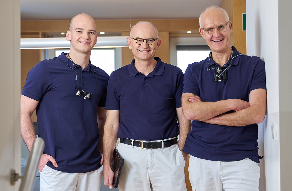 Das Zahnärzte-Team Jonathan Kramer, Dr. Frank und Dr. Pflumm im Empfangsbereich